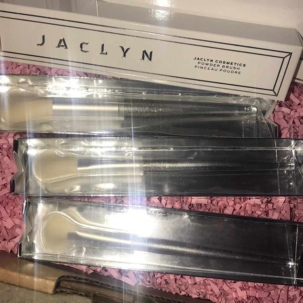 🆕🌿JACLYN COSMETICS: J02 Accent Light Highlighter Brush